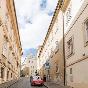 Thunovska 10 Apartment Prag