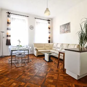 Spacious Cozy In Centre Apartment Prag